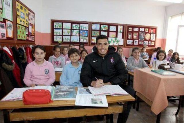 Trabzonsporlu Cardozo'dan Okulun Sınıf Başkanına Ziyaret