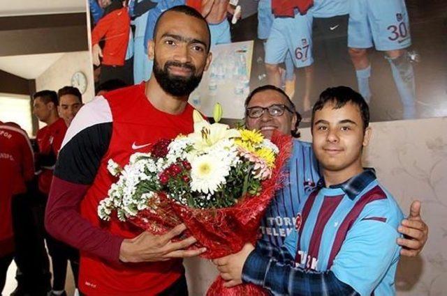 Trabzonsporlu Cardozo'dan Okulun Sınıf Başkanına Ziyaret