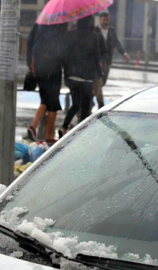 İstanbul'da Dolu Yağdı, Araçlar Beyaza Büründü