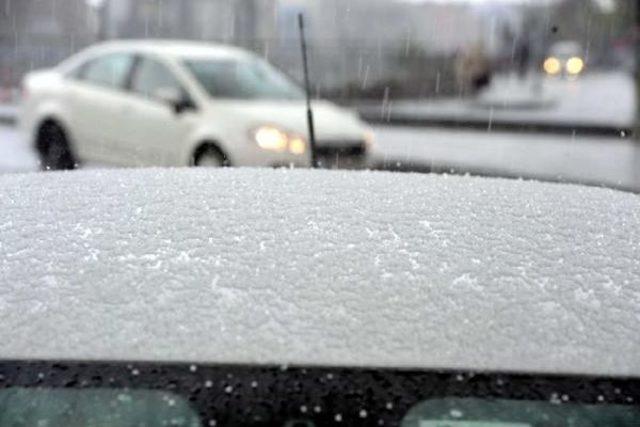 İstanbul'da Dolu Yağdı, Araçlar Beyaza Büründü