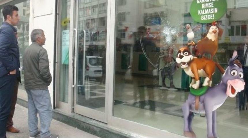 Şanlıurfa&rsquo;da Banka Şubesine Ateş Edildi