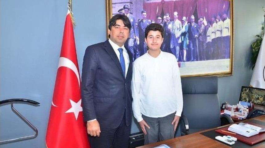 8. Sınıf &Ouml;ğrencisi Başkan G&ouml;khan Demirağ&rsquo;ın Koltuğuna Oturdu