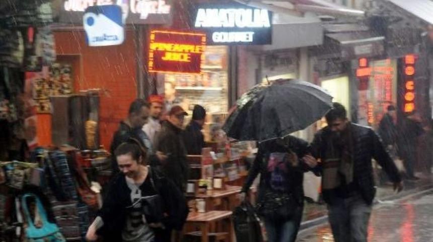 &Ccedil;ok Ani Ve Etkili Bastırdı, Kapalı&ccedil;arşı Yağmurdan Ka&ccedil;anların Sıgınağı Oldu