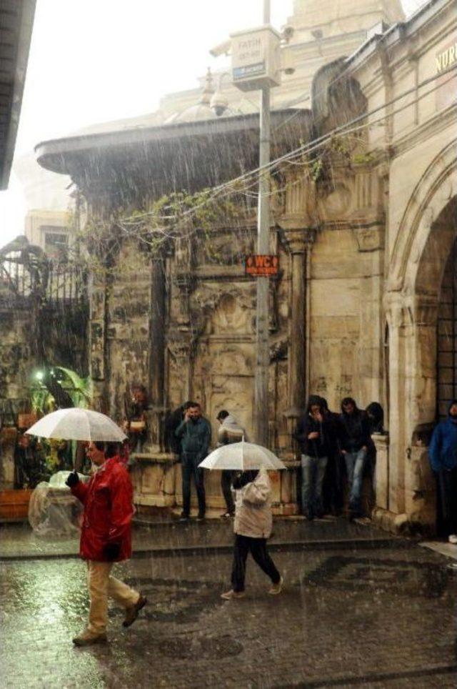 Çok Ani Ve Etkili Bastırdı, Kapalıçarşı Yağmurdan Kaçanların Sıgınağı Oldu