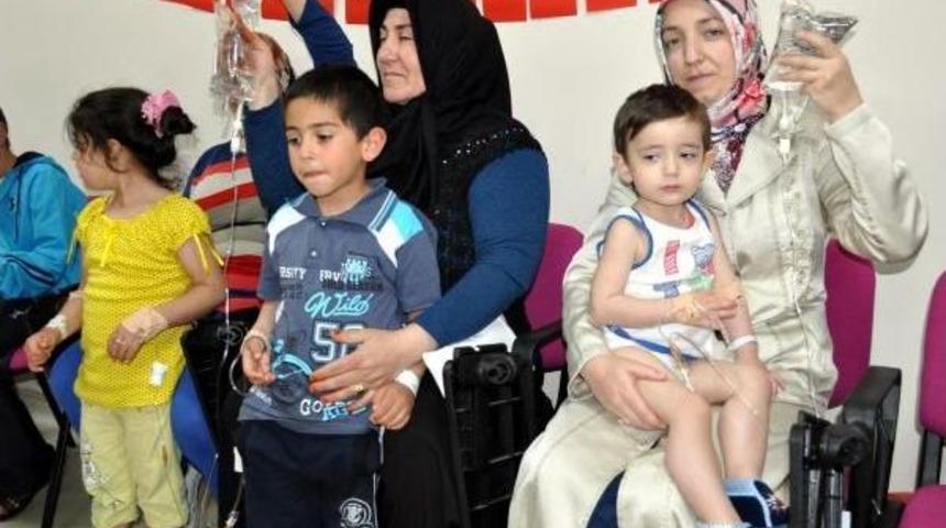 Kollarında Serumla 23 Nisan&rsquo;I Kutladılar