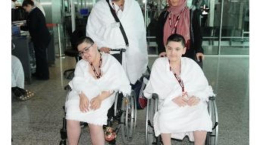 Engelli İki &Ccedil;ocuğu İle Umreye Gitti