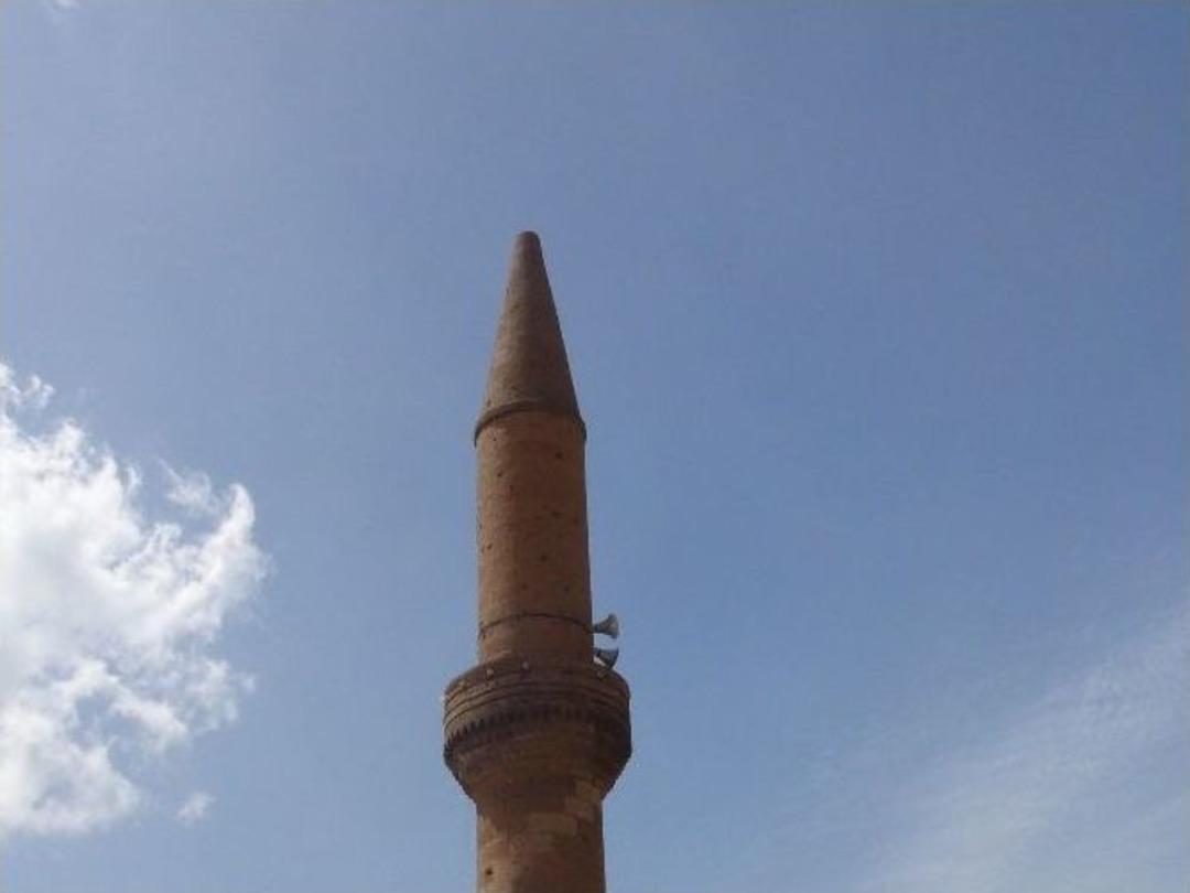 Şemdinli&rsquo;de Şiddetli R&uuml;zgar Hayatı Olumsuz Etkiledi