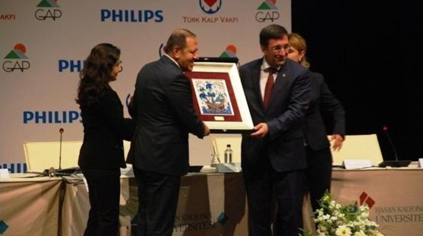 Bakan Yılmaz &lsquo;k&uuml;&ccedil;&uuml;k Kalpler&rsquo; Projesi İmza T&ouml;renine Katıldı