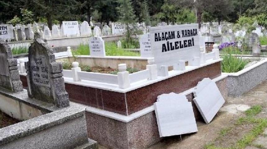 &Ccedil;aldığı Iki Mezar Taşını Pişman Olup Yerine Bıraktı
