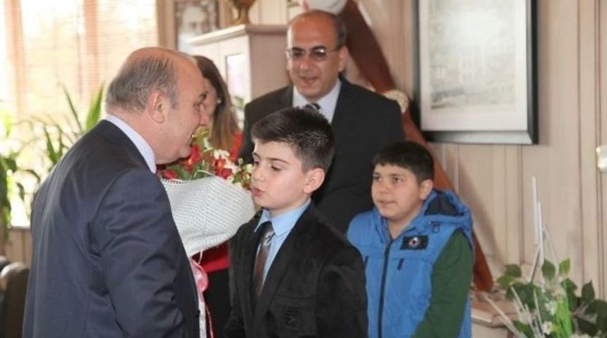Rekt&ouml;r Prof. Dr. Coşkun Koltuğunu Elif Naz Kayadaleren&rsquo;e Devretti
