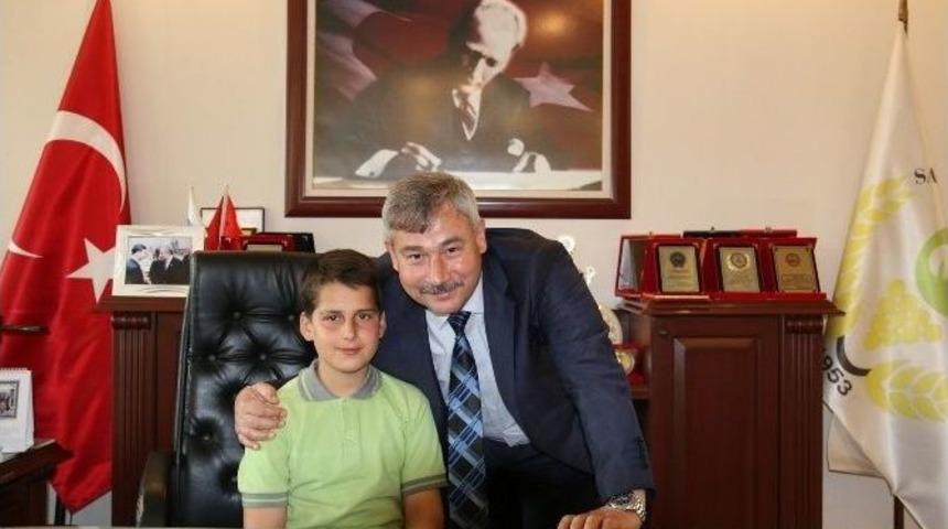 Başkan Yaralı Koltuğunu &Ouml;ğrencilere Bıraktı