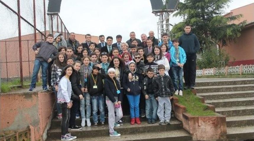 G&uuml;rc&uuml; &Ccedil;ocuklar, &Uuml;nye&rsquo;yi Geziyor