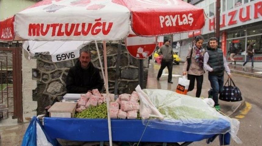 İmamın &rsquo;midye Haramdır&rsquo; Demesiyle İşleri D&uuml;şen Esnaf Erik Satmaya Başladı