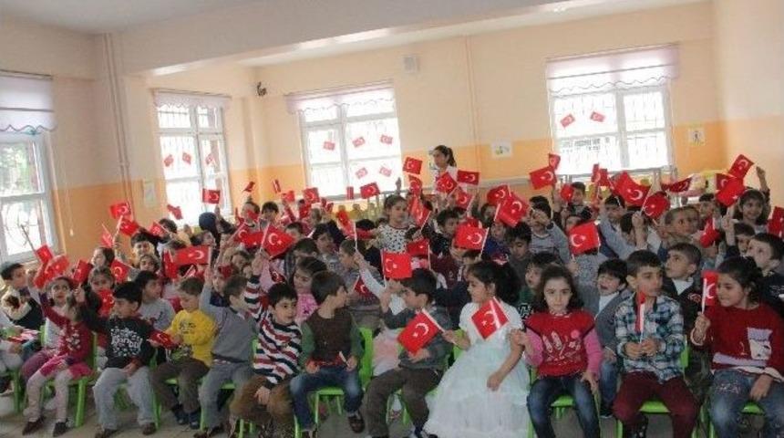 Elazığ&rsquo;da Anaokulu &Ccedil;ocukları 23 Nisan&rsquo;ı Erken Kutladı