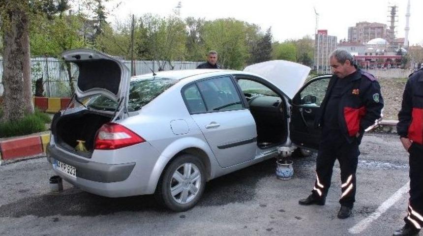 Malatya&rsquo;da Otomobiline Yılan Giren Vatandaş İtfaiyeden Yardım İstedi