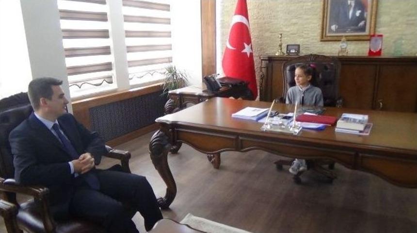 Kaymakamlık Makamına Kız &Ouml;ğrenci Oturdu