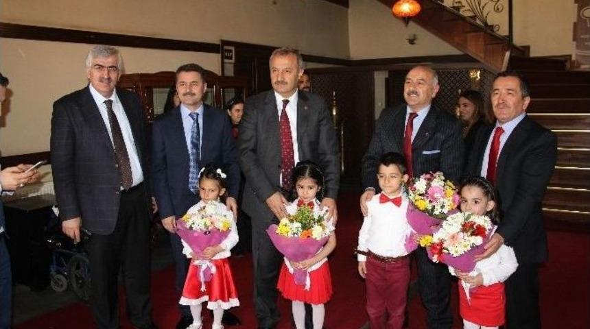 Miniklere, 23 Nisan &Ccedil;ocuk Bayramı Yemeği