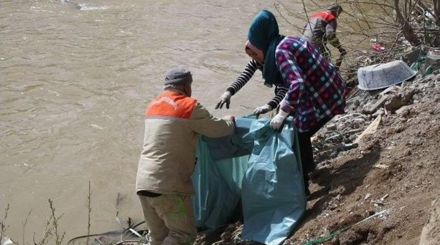 Temizlik &Ccedil;alışmalarına &Ouml;ğrencilerden Destek