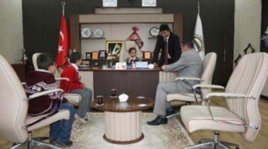 Başkan Sertoğlu Koltuğunu Kurt Ve Kars’a Devretti