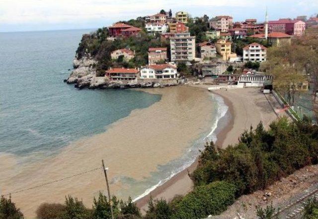 Zonguldak'ta Deniz Çamur Rengini Aldı