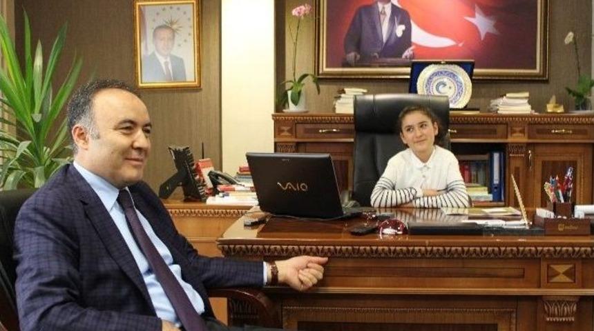 Erzurum Valisi Altıparmak, Koltuğunu Kısa S&uuml;reliğine K&uuml;&ccedil;&uuml;k Beyza&rsquo;ya Teslim Etti