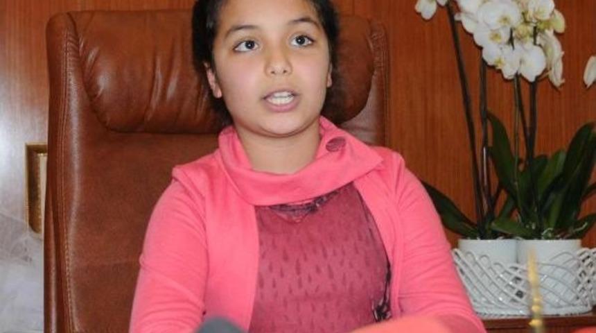 Fatma Şahin, Koltuğunu Minik Sude'ye Verdi