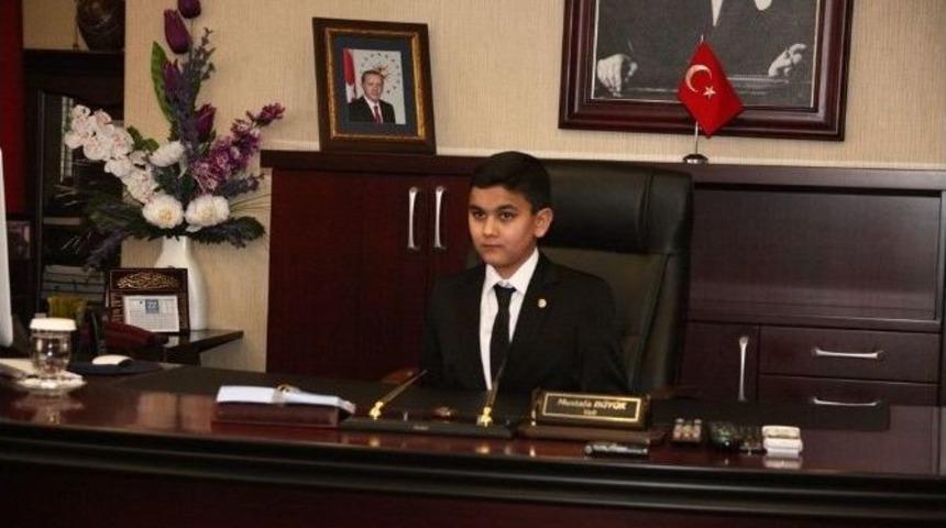 Vali B&uuml;y&uuml;k&rsquo;&uuml;n Makam Koltuğuna 7. Sınıf &Ouml;ğrencisi Yal&ccedil;ın Oturdu