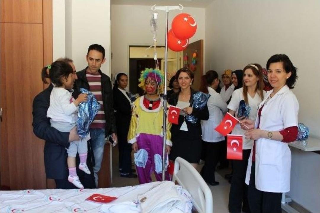 &Ccedil;ocuk Bayramını Hastanede Kutladılar