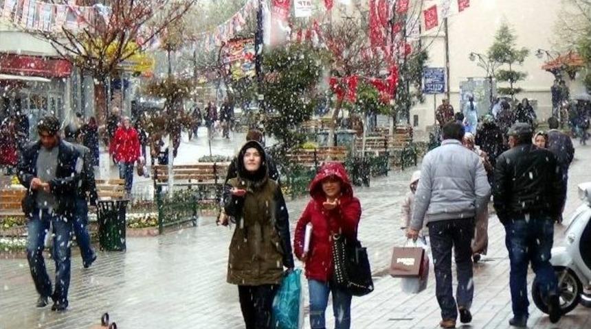 K&uuml;tahya&rsquo;ya Lapa Lapa Kar Yağdı