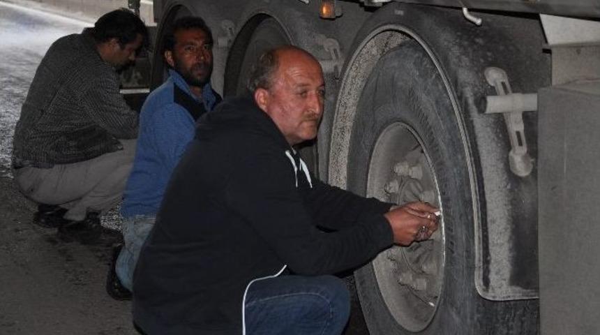 Lpg Tankı Y&uuml;kl&uuml; Tır K&ouml;pr&uuml;ye Sıkıştı