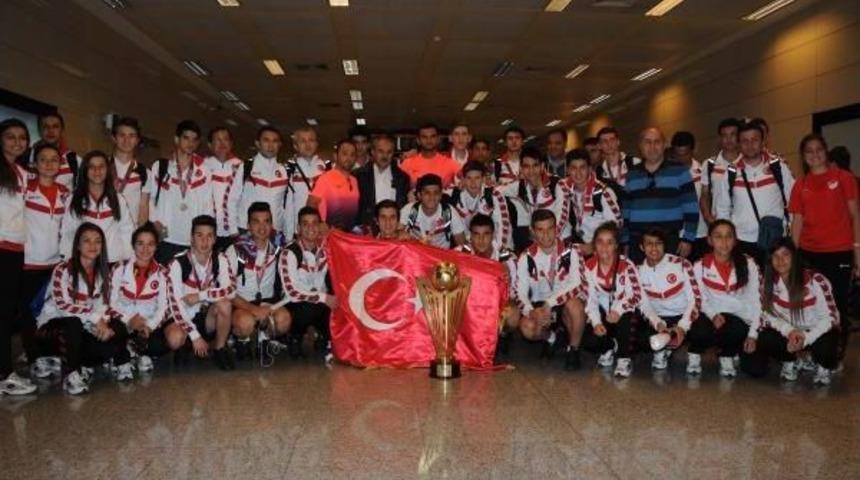 Şampiyonlar Yurda D&ouml;nd&uuml;