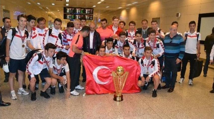 D&uuml;nya Şampiyonu Takım T&uuml;rkiye&rsquo;ye D&ouml;nd&uuml;