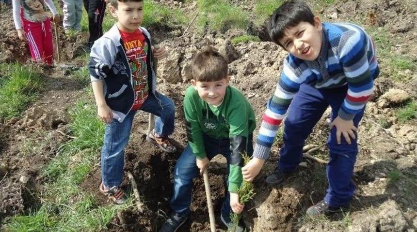 &Ouml;ğrenciler Yeşil Bir Yunusemre İ&ccedil;in Fidan Dikti