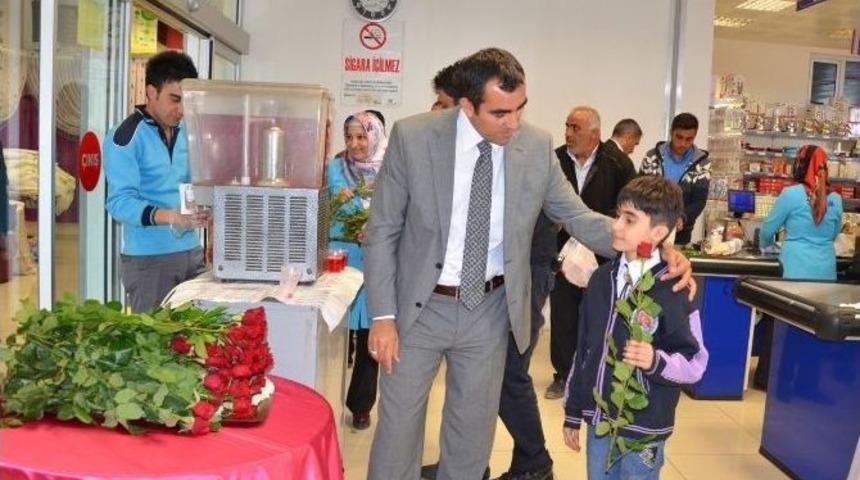 Esenlik&rsquo;ten M&uuml;şterilerine Şerbet Ve G&uuml;l