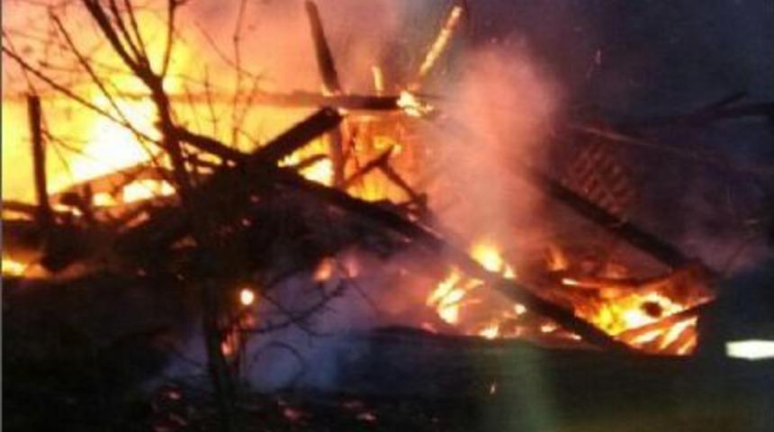 Yanan Evde Mahsur Kalan Kadın &Ouml;ld&uuml;, Eşi Yaralandı