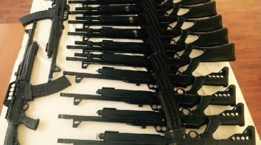 Otomobilin Bagajında 13 Av T&uuml;feği Bulundu