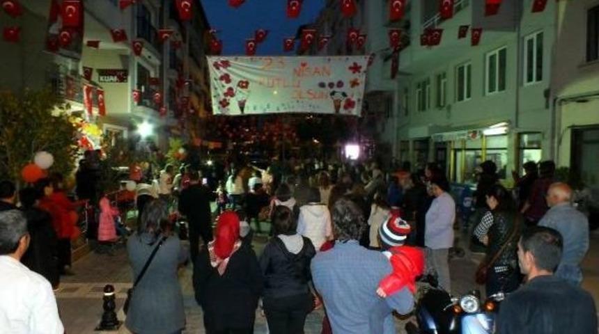Mahalle Sakinlerinden &Ouml;rnek '23 Nisan' Kutlaması