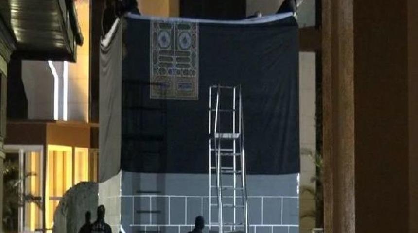 &Uuml;sk&uuml;dar'daki Kabe Maketi Kaldırıldı