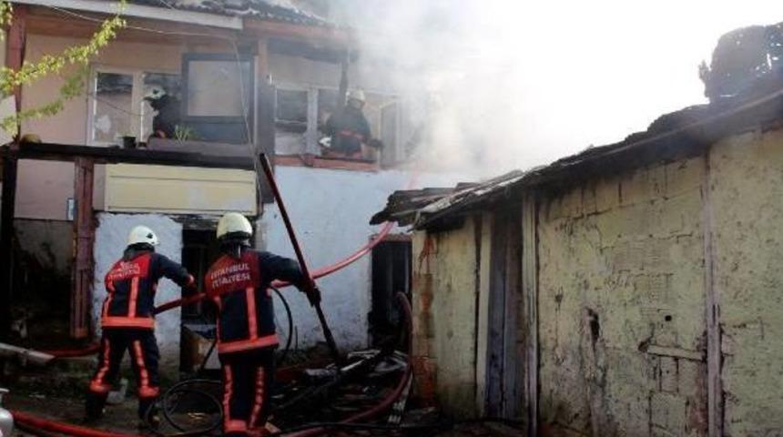 Sarıyer'de 3 Gecekondu K&uuml;le D&ouml;nd&uuml;