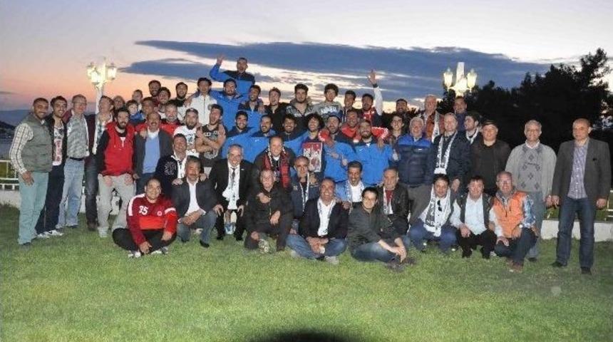 Kuşadası Gen&ccedil;likspor&rsquo;da &rsquo;bal&rsquo; Kutlaması