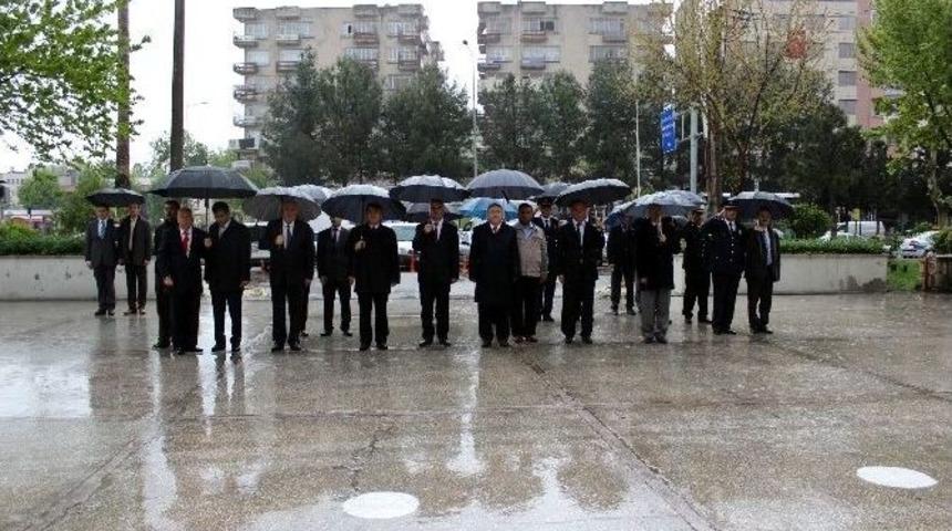 23 Nisan Kutlamaları Yağmur Altında Başladı