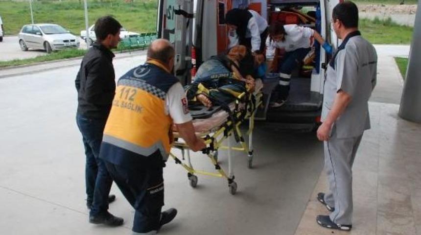 Devrilen Trakt&ouml;r&uuml;n Altında Kaldı