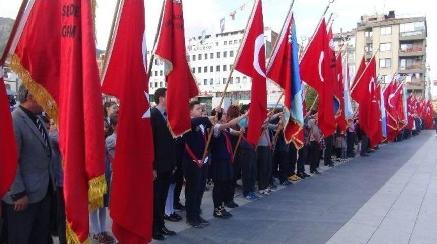 23 Nisan&rsquo;a &Ccedil;elenkli Kutlama