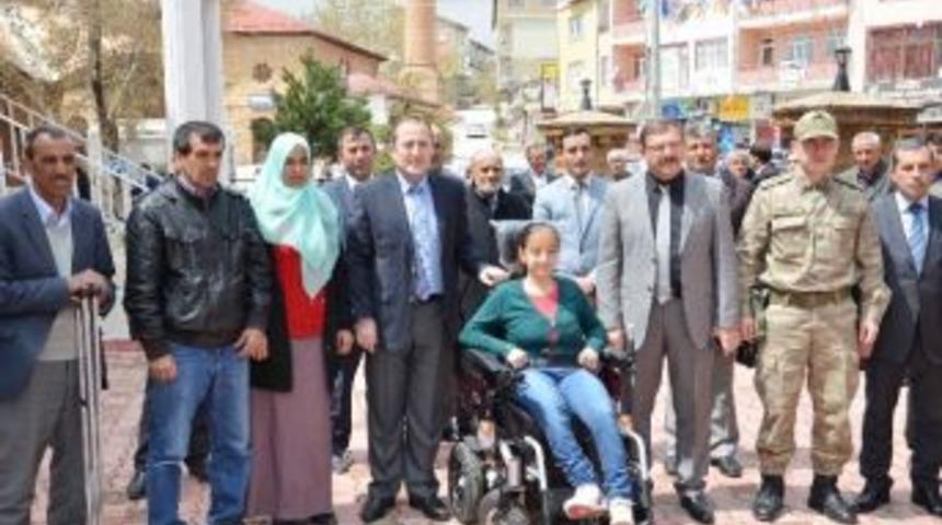 Engelli &Ouml;ğrenciye 23 Nisan Hediyesi