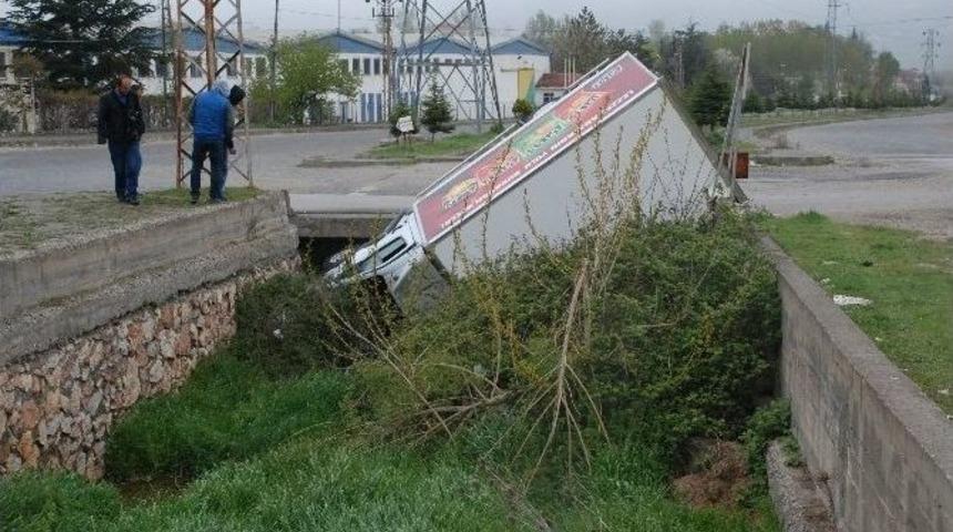 Otomobille &Ccedil;arpışan Kamyonet Kanala U&ccedil;tu: 2 Yaralı