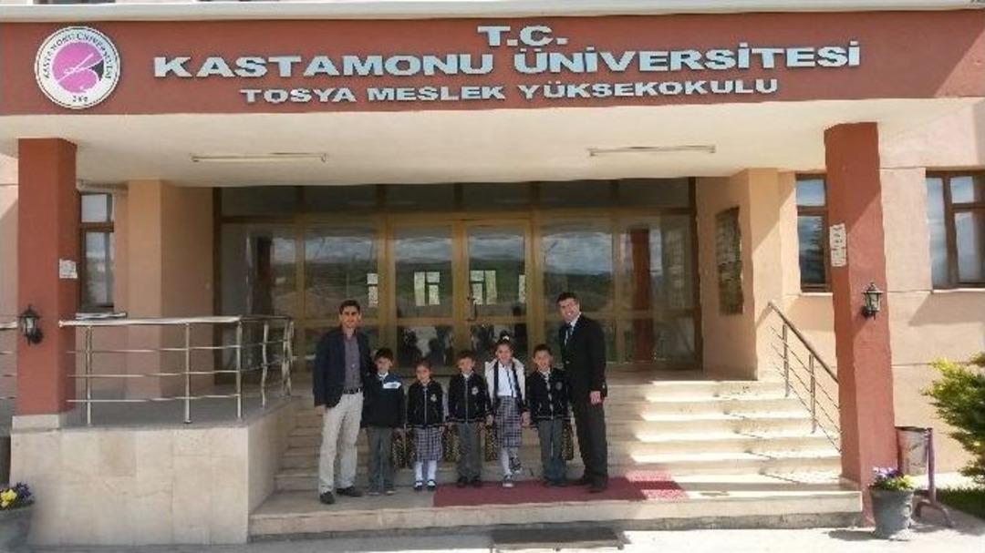 Tosya&rsquo;da 23 Nisan&rsquo;da Makamlar &Ccedil;ocuklara Teslim Edildi