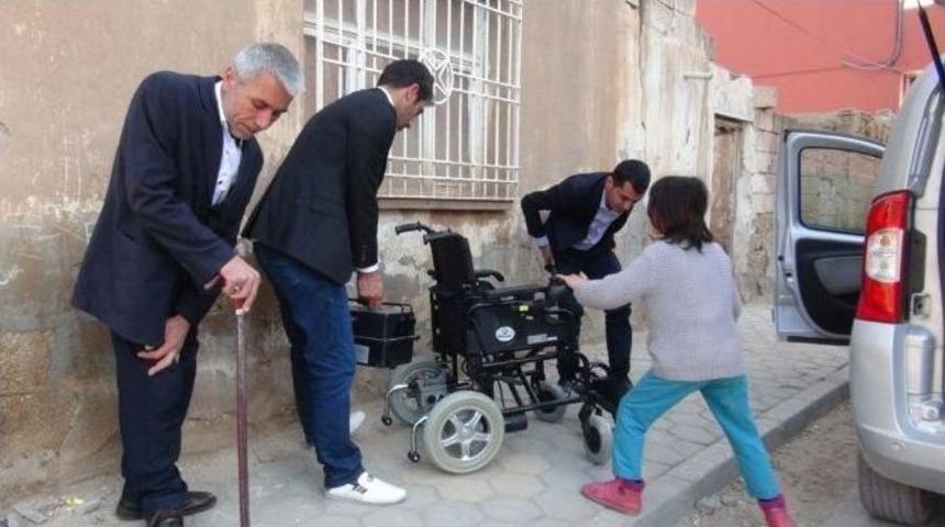 Suriyeli Engelli, Ak&uuml;l&uuml; Sandalyesine Kavuştu