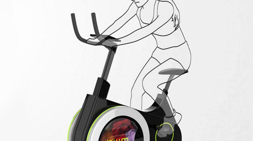 İnanılmaz icat! Bisiklet s&uuml;rerken &ccedil;amaşır yıka