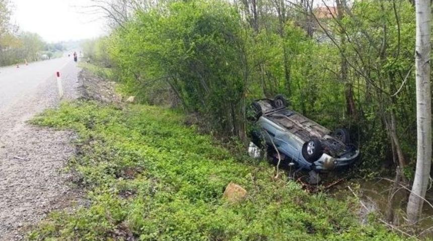 Otomobil Şarampole Yuvarlandı: 2 Yaralı