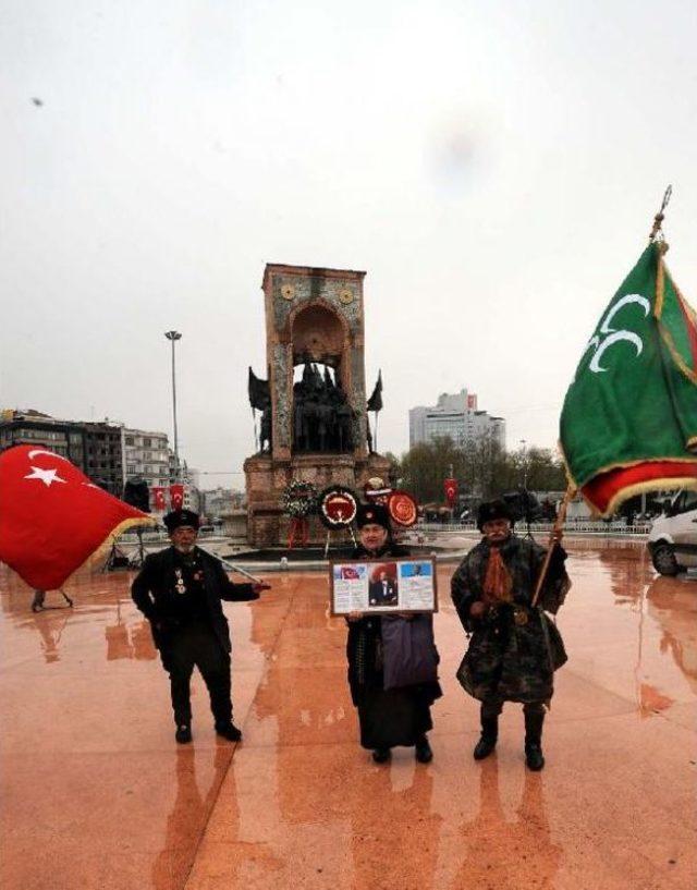 Taksim Cumhuriyet Anıtı'nda 23 Nisan Töreni